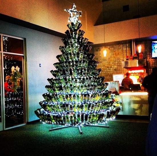 《酒瓶聖誕樹》雖然很漂亮但是不小心被撞倒就糟糕惹XD