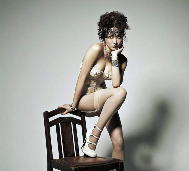 《長澤雅美》エロ全開　大露巨乳美腿挑戰經典百老匯歌舞劇