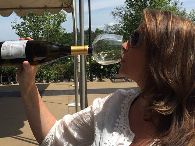 懶人救星《把酒瓶變酒杯》 拿個杯子有這麼難嗎w 懶人救星《把酒瓶變酒杯》 拿個杯子有這麼難嗎w