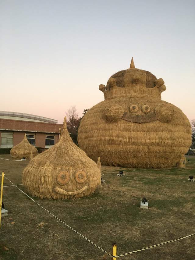《超巨大稻草史萊姆》這麼大隻怎麼打得贏Σ(-∀-;) 《超巨大稻草史萊姆》這麼大隻怎麼打得贏Σ(-∀-;)