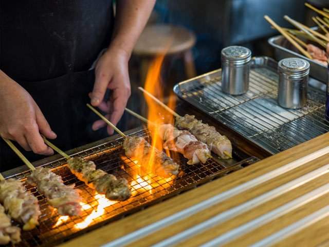 《串燒吃法問題》引發日本網友熱論　到底該直接吃還是拿下竹籤吃呢？