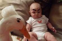 《和鴨子一起長大的小孩》開口學會第一個字竟是〝Duck〞爸媽做何感想XDD