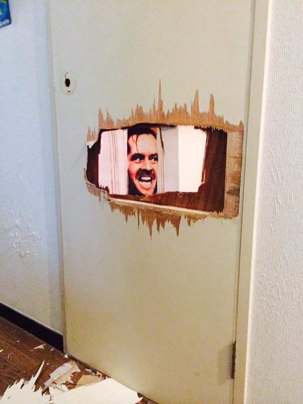 《廁所裡的珍奇事件》被關在廁所裡只好破門逃生的網友