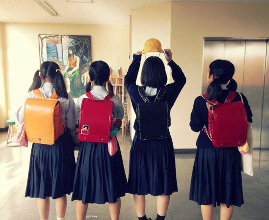日本女高中生間《背小弟子書包上學》大盛行 畢業前的另類想當年 - 圖片1