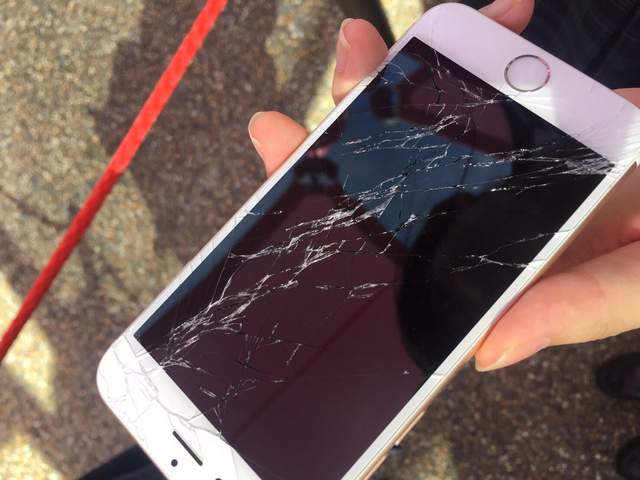 《女生手機螢幕破裂問題》為什麼年輕女生破螢幕比例特別高引發網友熱論