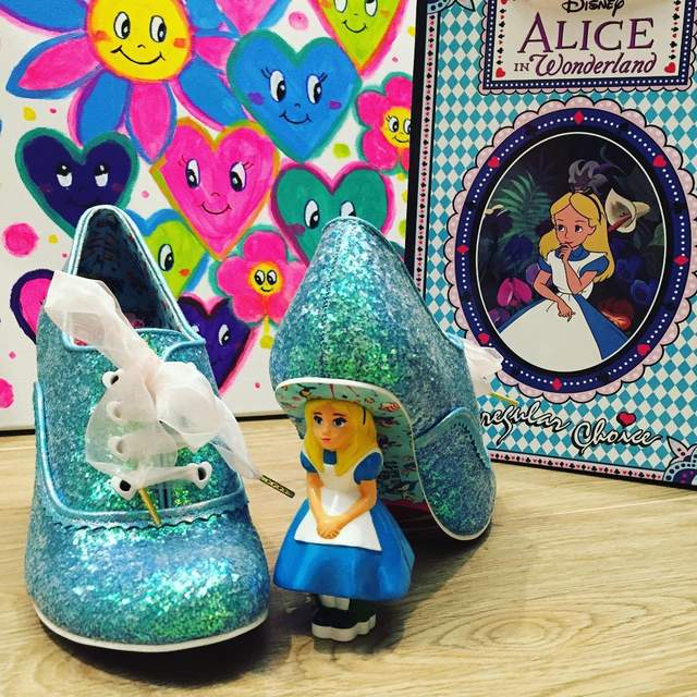 《愛麗絲夢遊瑤池高跟鞋》把愛麗絲踩在腳下心情的寫照有點巨大欸... - 圖片3