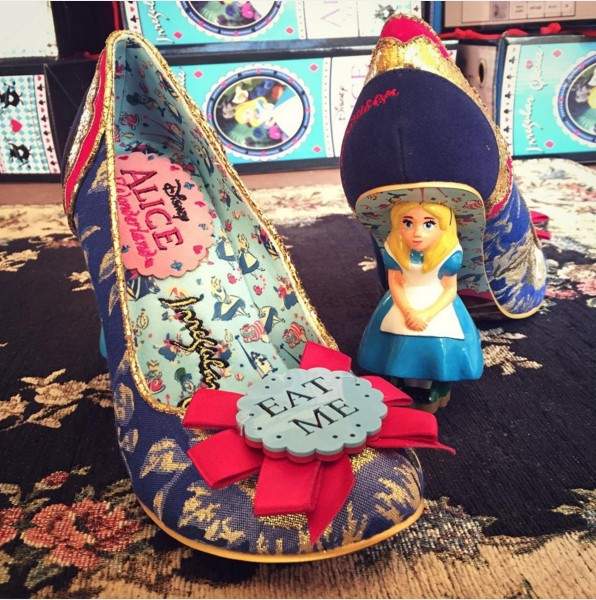 《愛麗絲夢遊瑤池高跟鞋》把愛麗絲踩在腳下心情的寫照有點巨大欸... - 圖片1