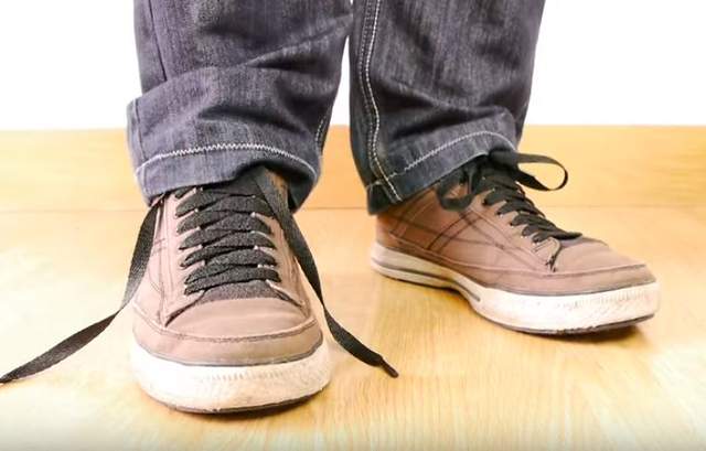 魔術新招《不用手也能綁鞋帶》只要甩甩腳就能把鞋帶綁好（光）