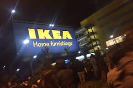 《日本IKEA神對應》寒冬中接獲炸彈預告讓店內購物袋發揮意外功效 《日本IKEA神對應》寒冬中接獲炸彈預告讓店內購物袋發揮意外功效