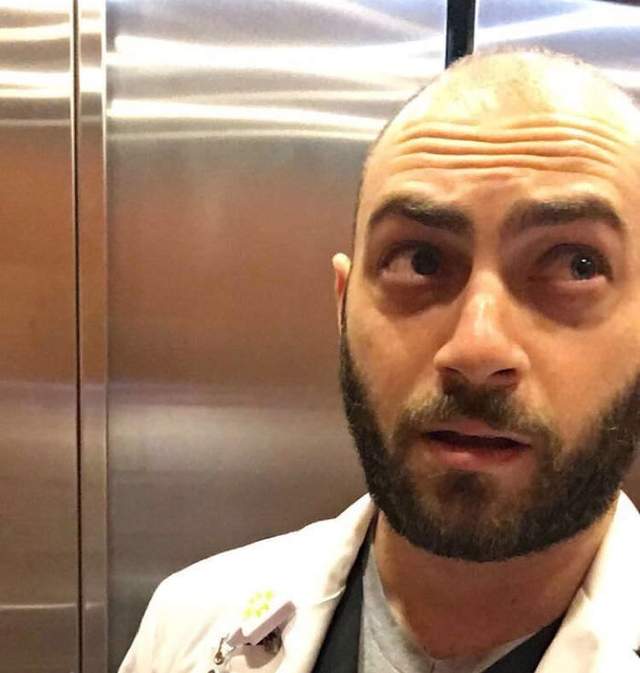 《醫學生被關電梯一小時》超努力求生內心戲有夠豐富的 《醫學生被關電梯一小時》超努力求生內心戲有夠豐富的