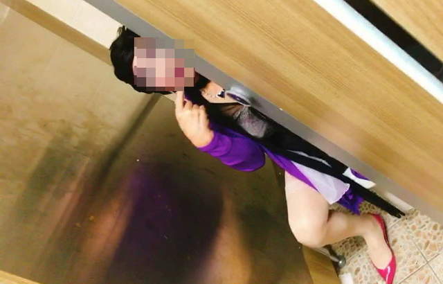 韓國少年在體育館的男廁看見《全身女裝的男生蹲在馬桶》還開口對他說... 韓國少年在體育館的男廁看見《全身女裝的男生蹲在馬桶》還開口對他說...