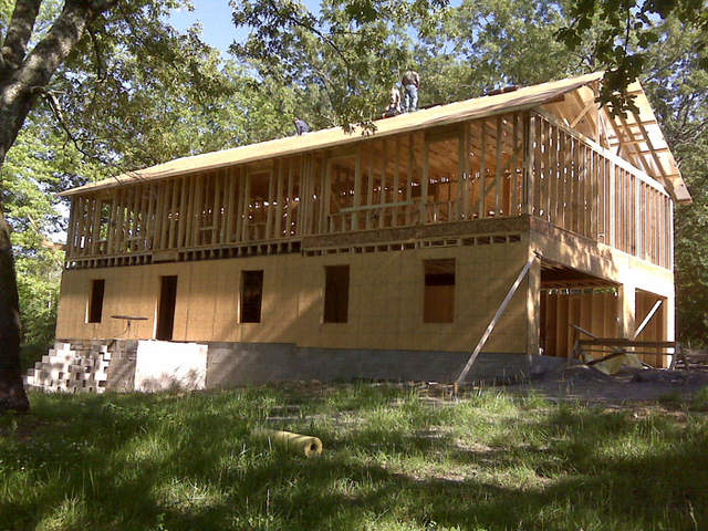 溫馨《自己的房子自己蓋》Cara Brookins 一家人的溫暖都在這裡