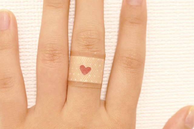 流血也可以這麼可愛《美大生自製OK繃》天才發想網友求商品化