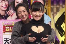 爆乳偶像《天木純》遭到人氣女星公開抓奶 可以也借人家摸一下嗎 (//▽//) 爆乳偶像《天木純》遭到人氣女星公開抓奶 可以也借人家摸一下嗎 (//▽//)