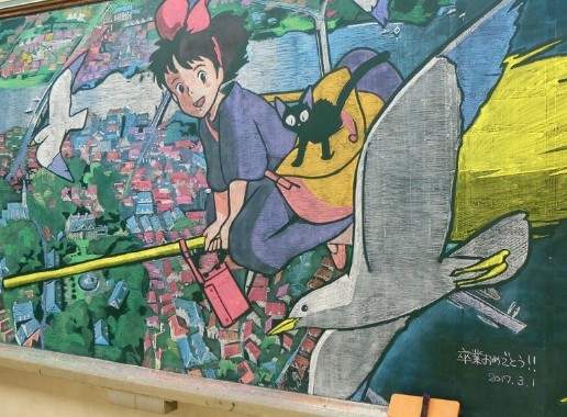 《魔女宅急便黑板畫》有求必應的美術老師神技再現