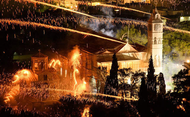希臘復活節《火箭戰爭》每年一天兩教堂互丟上萬煙火w