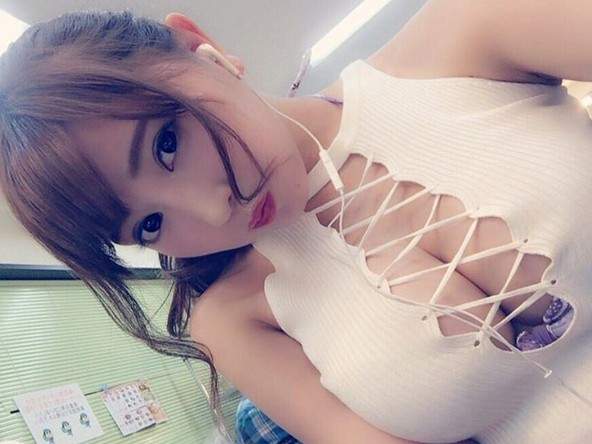 《森咲智美》兩顆都快滿出來的開胸爆乳美女 - 圖片3