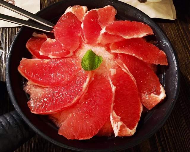 《超像生魚片丼飯的葡萄柚刨冰》你不說我以為是真的阿(´⊙ω⊙`)