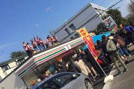《日本便利商店奇景》爬上屋頂的店員們到底是在嗨什麼wwww 《日本便利商店奇景》爬上屋頂的店員們到底是在嗨什麼wwww