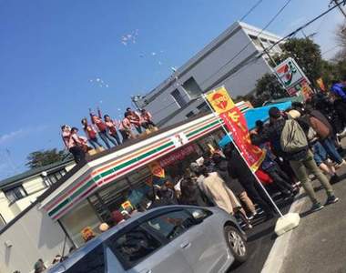 《日本便利商店奇景》爬上屋頂的店員們到底是在嗨什麼wwww 《日本便利商店奇景》爬上屋頂的店員們到底是在嗨什麼wwww