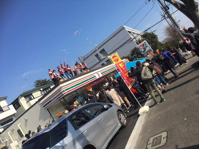 《日本便利商店奇景》爬上屋頂的店員們到底是在嗨什麼wwww 《日本便利商店奇景》爬上屋頂的店員們到底是在嗨什麼wwww