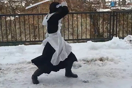 《偽娘女僕拔刀術》天心流兵法男性傳人穿女僕裝雪地展示拔刀術 《偽娘女僕拔刀術》天心流兵法男性傳人穿女僕裝雪地展示拔刀術