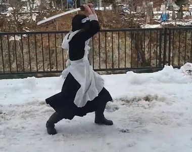 《偽娘女僕拔刀術》天心流兵法男性傳人穿女僕裝雪地展示拔刀術 《偽娘女僕拔刀術》天心流兵法男性傳人穿女僕裝雪地展示拔刀術