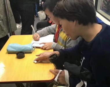 菜鳥新移民的虎媽是你《在地鐵自備書桌的媽媽》原來是有原因的... 菜鳥新移民的虎媽是你《在地鐵自備書桌的媽媽》原來是有原因的...
