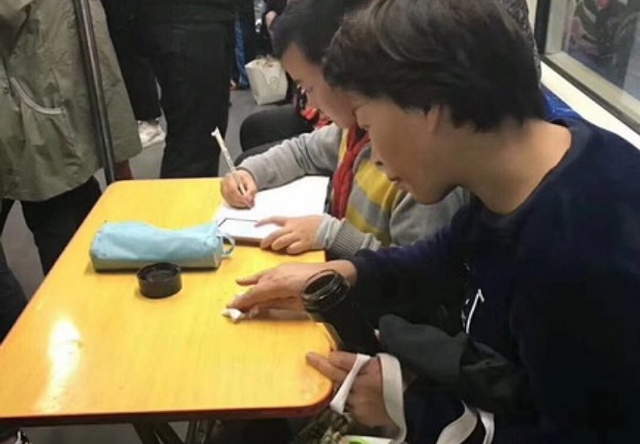 菜鳥新移民的虎媽是你《在地鐵自備書桌的媽媽》原來是有原因的... 菜鳥新移民的虎媽是你《在地鐵自備書桌的媽媽》原來是有原因的...