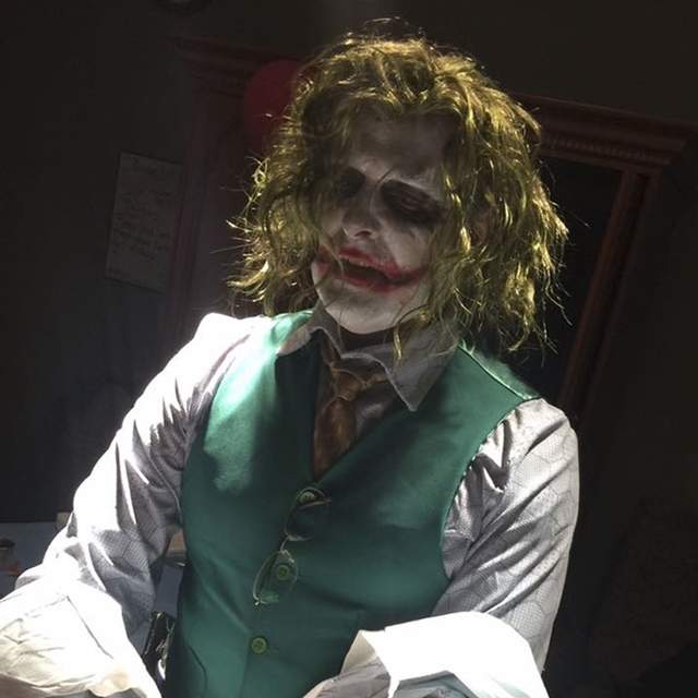 這次不使壞《蝙蝠俠小丑跑去幫孕婦接生》很認真但看起來像命案現場ww 這次不使壞《蝙蝠俠小丑跑去幫孕婦接生》很認真但看起來像命案現場ww