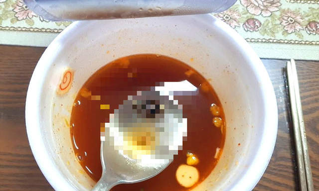 韓國網友吃泡麵 《結果在泡麵吃到異種生物》還是在快吃完的時候... 韓國網友吃泡麵 《結果在泡麵吃到異種生物》還是在快吃完的時候...