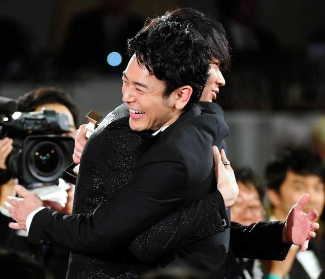 《日本電影金像獎》頒獎典禮　妻夫木聰＆綾野剛愛的抱抱閃瞎雙眼（喂）