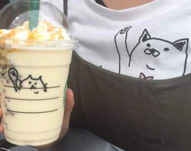 《星巴克店員超暖心服務》杯身塗鴉再現你身上衣服的圖樣♪ 《星巴克店員超暖心服務》杯身塗鴉再現你身上衣服的圖樣♪
