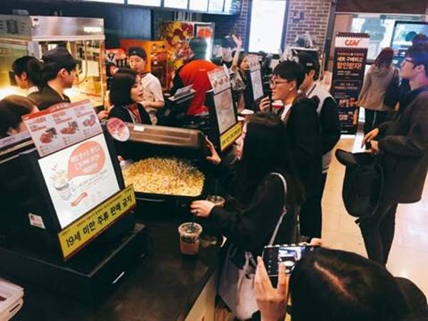 裝好裝滿《電影院開放民眾用大容器裝爆米花》用行李箱裝太狂啦