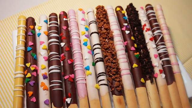 今天是一年一度的1111《最好吃Pepero排名》就用條狀物收服她吧