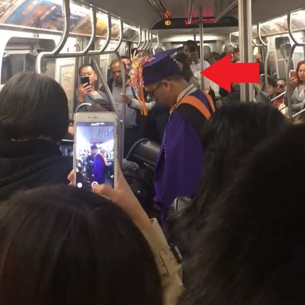 《畢業生受困地鐵錯過畢業典禮》乘客:那就在地鐵上舉辦畢業典禮吧! 《畢業生受困地鐵錯過畢業典禮》乘客:那就在地鐵上舉辦畢業典禮吧!