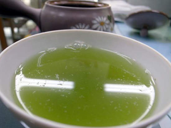 《茶裡飄浮的毛屑》看起來像灰塵一樣的東西到底是什麼呢? 《茶裡飄浮的毛屑》看起來像灰塵一樣的東西到底是什麼呢?