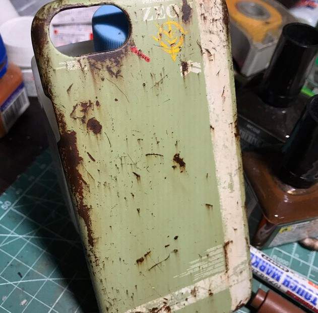 《吉翁鏽感手機殼》網友神塗裝作品感覺真是蓋逼真耶