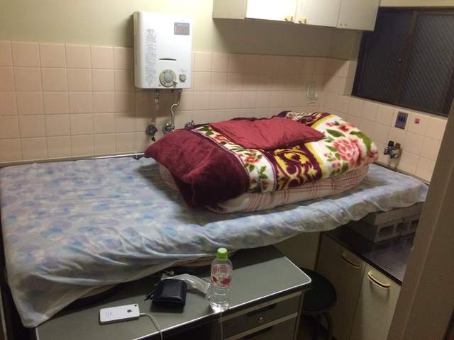 推特瘋傳《便宜住宿的黑暗面》是睡在研究室裡的大學生嗎ww（苦笑）