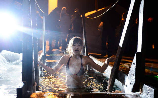 《冬天跳進池子裡的傳統》戰鬥民族就是這樣練出來的