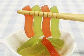 五彩繽紛的《烏龍麵軟糖》像是烏龍麵般的Q彈有嚼勁 五彩繽紛的《烏龍麵軟糖》像是烏龍麵般的Q彈有嚼勁