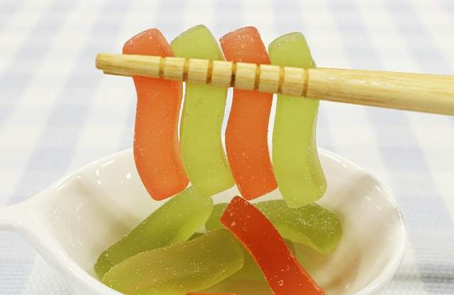 五彩繽紛的《烏龍麵軟糖》像是烏龍麵般的Q彈有嚼勁 五彩繽紛的《烏龍麵軟糖》像是烏龍麵般的Q彈有嚼勁