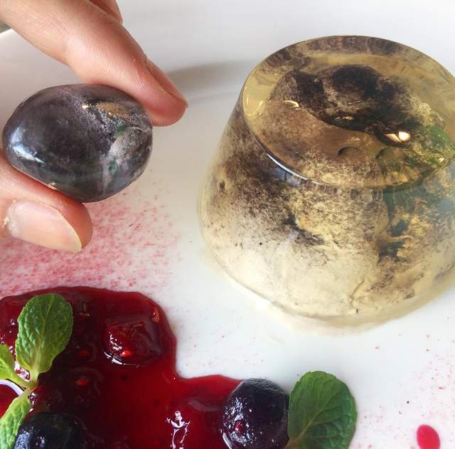 《礦物料理咖啡廳》用美味食材再現神秘礦石之美的料理引發話題