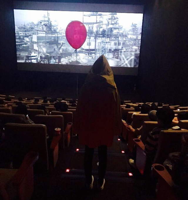 牠看到一半《有人拿紅色汽球走進來》觀眾太震驚於是裝沒看到ww