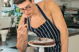《小鮮肉烘培師Youtuber》蛋糕裡會有汗水的味道嗎(誤) 《小鮮肉烘培師Youtuber》蛋糕裡會有汗水的味道嗎(誤)