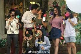 求婚完分送手機給親友《用25台iPhone X向25歲女友求婚》網友狂問請問你還缺朋友嗎ww 求婚完分送手機給親友《用25台iPhone X向25歲女友求婚》網友狂問請問你還缺朋友嗎ww