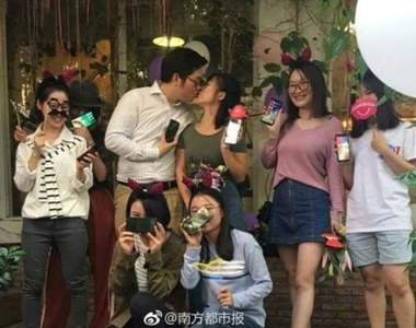 求婚完分送手機給親友《用25台iPhone X向25歲女友求婚》網友狂問請問你還缺朋友嗎ww 求婚完分送手機給親友《用25台iPhone X向25歲女友求婚》網友狂問請問你還缺朋友嗎ww