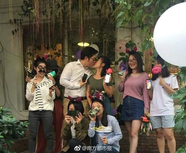 求婚完分送手機給親友《用25台iPhone X向25歲女友求婚》網友狂問請問你還缺朋友嗎ww 求婚完分送手機給親友《用25台iPhone X向25歲女友求婚》網友狂問請問你還缺朋友嗎ww