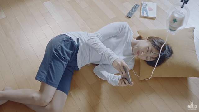 飲料大牌推《用吊點滴的方式喝飲料》中二飲用法讓你喝飲料也能被翻白眼（誤）