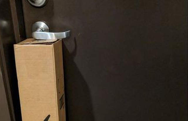 《被送貨員鎖在家裡》網友覺得這真是太幽默了